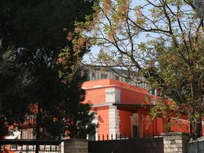 Foto 9. Sulla destra invece, poco pi� avanti, si trova un villino di un brillante colore arancione il cui tetto emerge timidamente fra gli alberi 